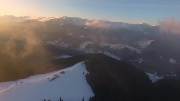 Luftaufnahme der Morgenwolken in den Bergen Luftaufnahme, Luftaufnahme über den Wolken und dem Himmel bei Sonnenaufgang, — Stockvideo