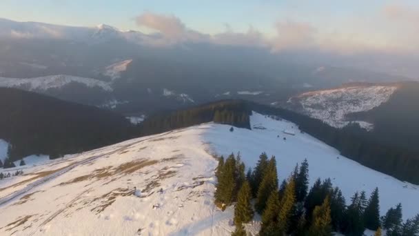 Widok z lotu ptaka na wieś w górach zimowych, wschód słońca w zimie Karpaty, widok z lotu ptaka na góry zimowe, widok z lotu ptaka na wschód słońca w górach zimowych — Wideo stockowe