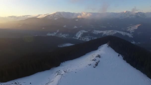 Widok z lotu ptaka na poranne chmury w górach, Widok z lotu ptaka nad chmurami i niebem w czasie wschodu słońca, — Wideo stockowe