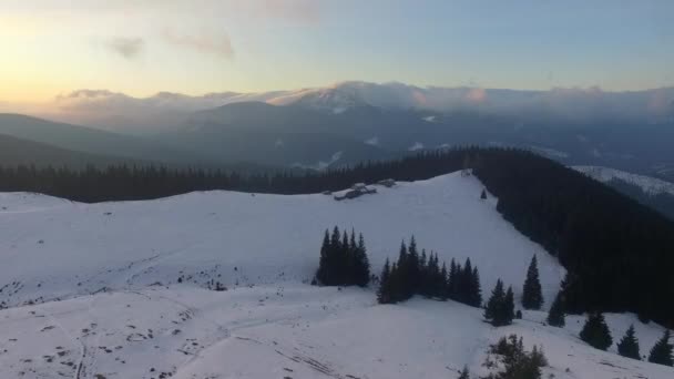 Widok z lotu ptaka na wieś w górach zimowych, wschód słońca w zimie Karpaty, widok z lotu ptaka na góry zimowe, widok z lotu ptaka na wschód słońca w górach zimowych — Wideo stockowe