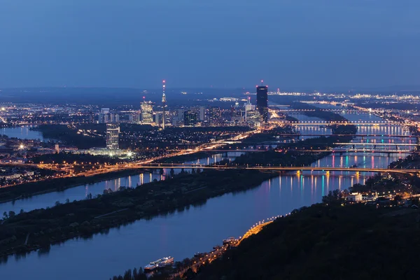 Skyline de Donau City - Viena DC y puentes sobre el río Danubio —  Fotos de Stock
