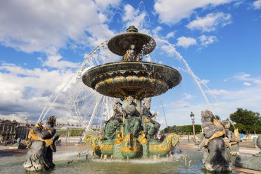 Fontaine des Fleuves Place de la Concorde de Paris üzerinde