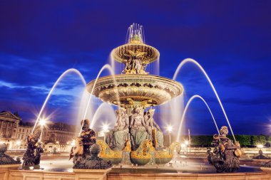 Fontaine des Fleuves Place de la Concorde de Paris üzerinde