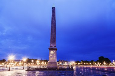Place de la Concorde de Paris üzerinde Luksor Dikilitaşı