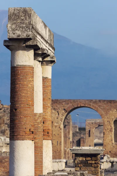 Ruinas de Pompeya y pico Vesuvio — Foto de Stock