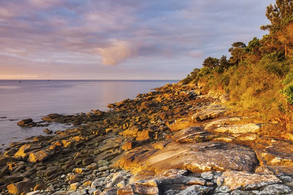 Soluppgång i Bretagne från den steniga stranden — Stockfoto