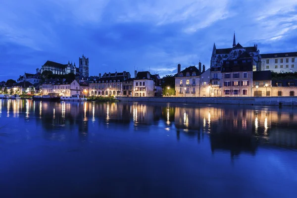 Auxerre ao longo do rio Yonne — Fotografia de Stock