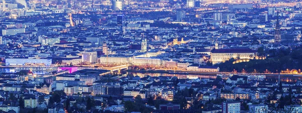 Linz panorama på natten — Stockfoto