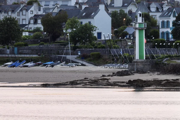 Grüner Leuchtturm in Benodet — Stockfoto