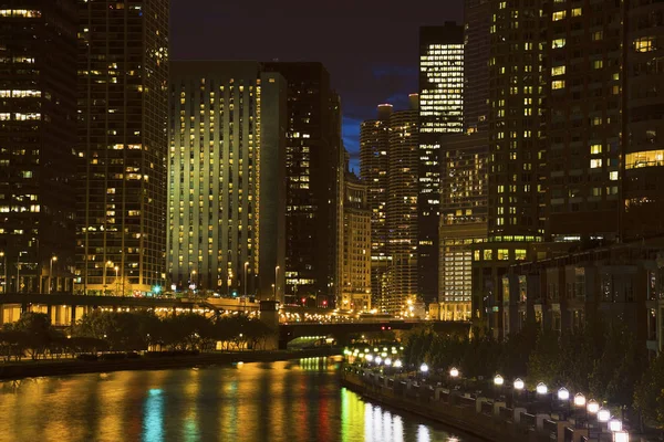 Skyline-a Chicago-folyó mentén — Stock Fotó