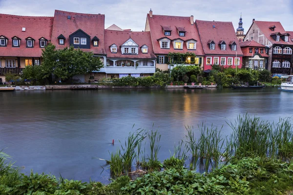 Старая архитектура Бамберга вдоль реки Регниц — стоковое фото