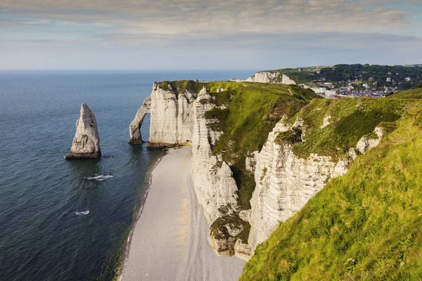 Etretat doğal kayalıklarla — Stok fotoğraf