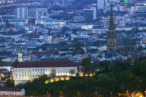 Linz panorama's nachts — Stockfoto