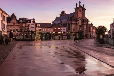 Mechelen Veemarkt yağışlı sabahı