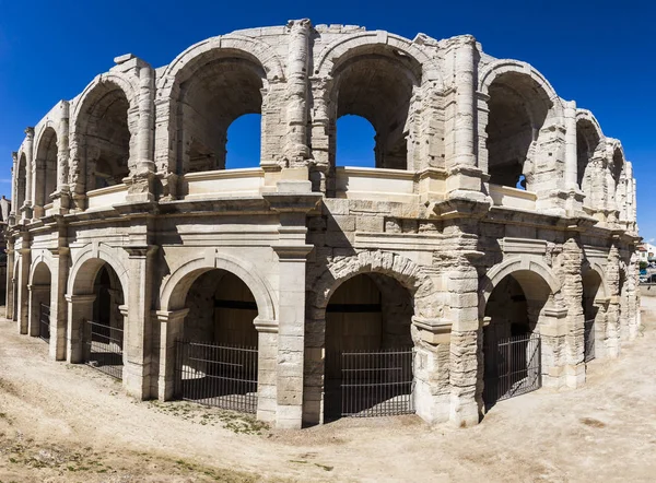 Arles amfiteátru a modrá obloha — Stock fotografie
