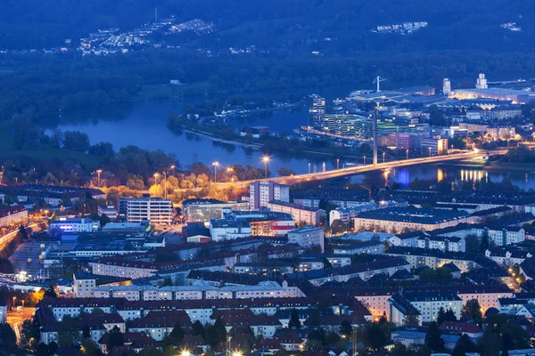 Linz panorama på natten — Stockfoto