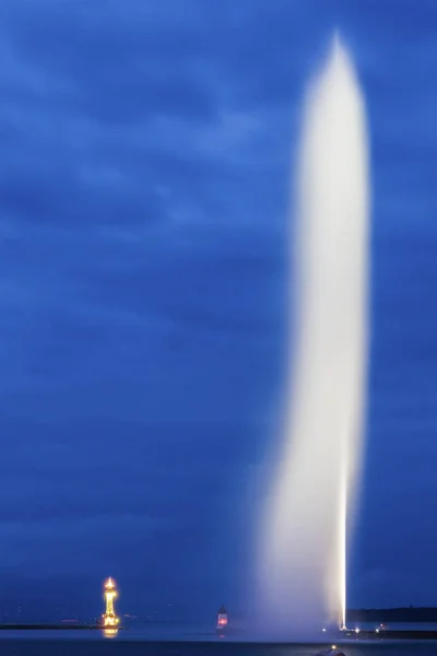 Cenevre Deniz feneri ve Jet d'Eau — Stok fotoğraf