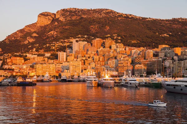 Přístav Hercule v Monaku při východu slunce — Stock fotografie