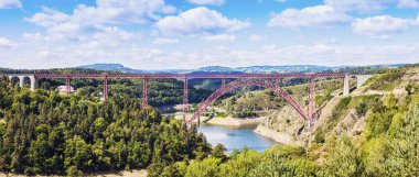 Garabit Viyadüğü üzerinde nehir Truyere