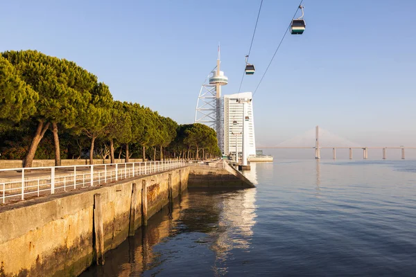 リスボンのテージョ川によってタワー バスコ ダ ガマ — ストック写真