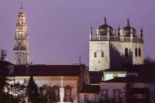 Din adamları kulede Porto ve Se Cathedral — Stok fotoğraf