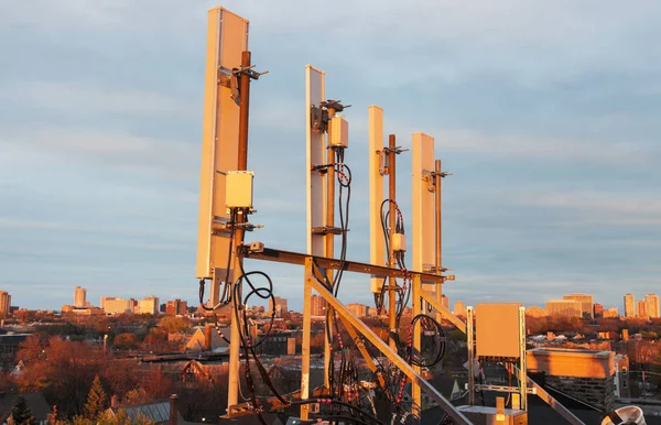 Antenas celulares sob a luz do pôr do sol — Fotografia de Stock