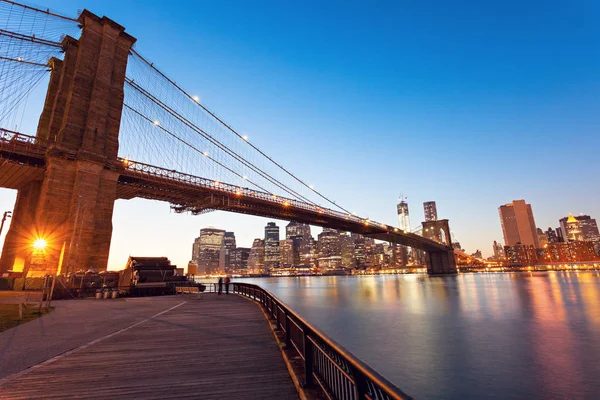 Puente de Brooklyn en Nueva York por la noche — Foto de Stock