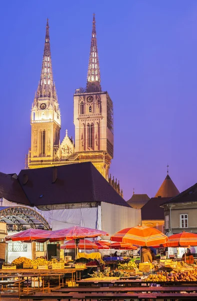 Catedral de Zagreb desde Dolac mercado — Foto de Stock