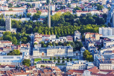 Grenoble mimarisi - gün batımında şehrin havadan görünümü