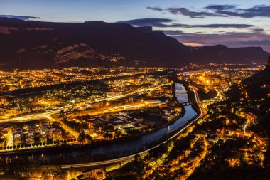 Grenoble mimari Isere Nehri boyunca