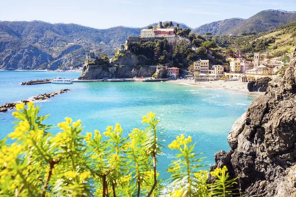 Denizden Monterosso mimarisi