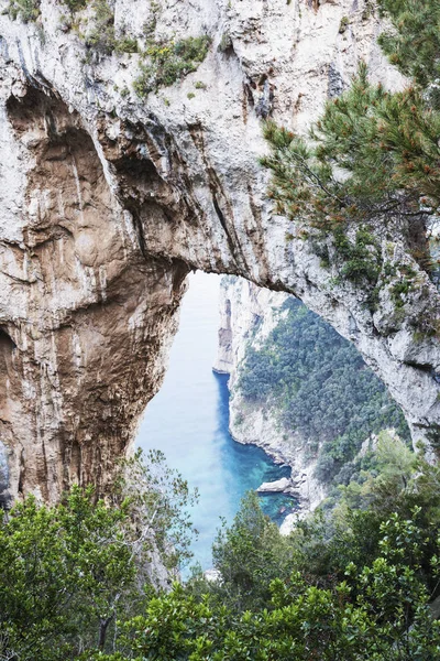 Rock arch on Capri Island — Stock Photo, Image