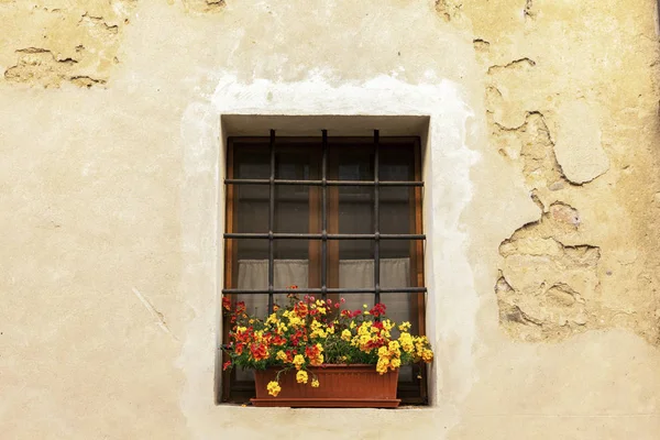 Okna w starym mieście Montepulciano — Zdjęcie stockowe