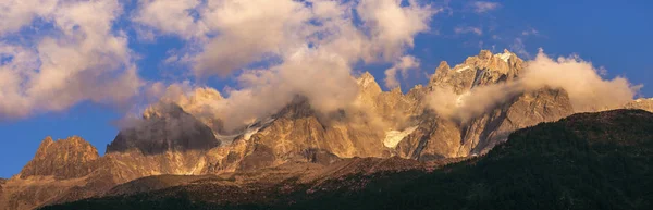 ยอดเขาแอลป์ในพื้นที่ Chamonix — ภาพถ่ายสต็อก