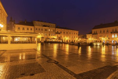 Piotrkow Trybunalski pazar meydanında yağmur