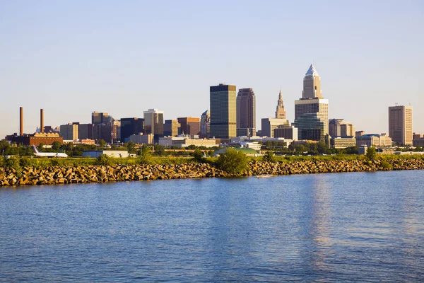 Cleveland skyline látható Erie-tó — Stock Fotó