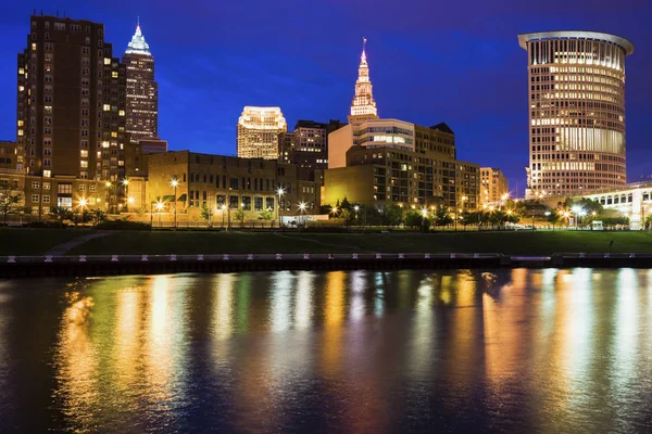 Cleveland skyline in de nacht — Stockfoto