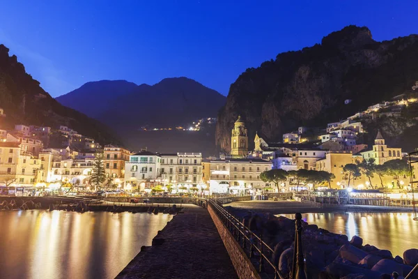 Architektur von Amalfi am Abend — Stockfoto