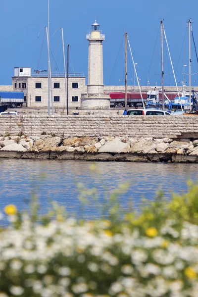 Molfetta fyr i hamnen — Stockfoto