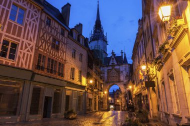 Auxerre Saat Kulesi geceleri