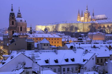 Prag - şehir panorama St. Vitus Katedrali ve St ile kışın