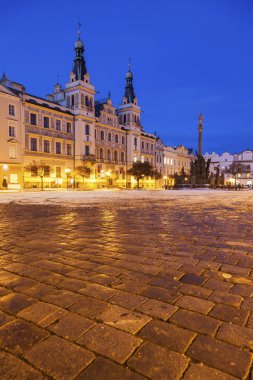 Belediye Binası ve Pardubice meydanda Pernstynske veba sütunu