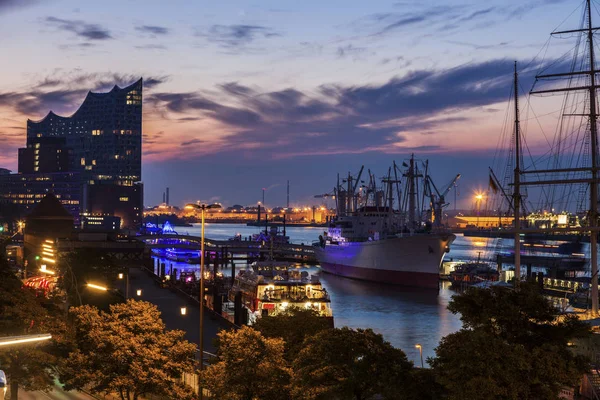 Hamburg - panoráma, a port, napkeltekor — Stock Fotó