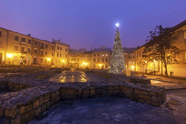 Árvore de Natal na Praça Fara em Lublin — Fotografia de Stock