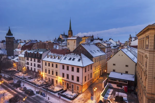 St. Bartholomäus-Kathedrale und alter Wasserturm in Pilsen — Stockfoto