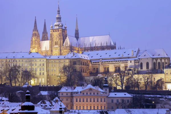 Hiver à Prague - panorama de la ville avec la cathédrale Saint-Vitus — Photo