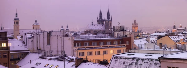 Winter in Praag - panorama van de stad met Tyn Cathedral en klok — Stockfoto