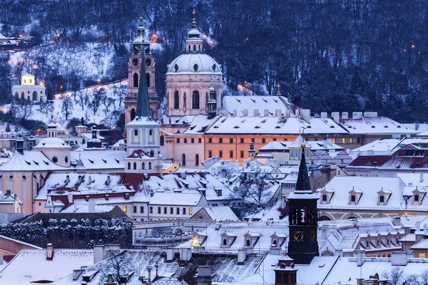 Inverno em Praga - panorama da cidade com a Igreja de São Nicolau — Fotografia de Stock