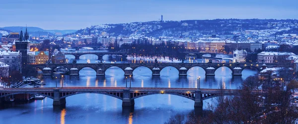 Winter in Praag - bruggen over de Moldau — Stockfoto