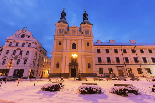 Virgin Mary veronderstelling kerk aan Main Square in Hradec Kralove — Stockfoto